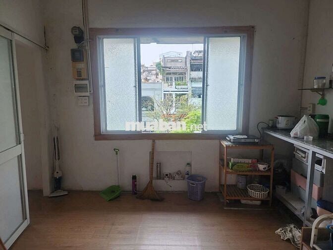 Cho thuê phòng trọ Trần Hưng Đạo,Q1,dtsd 30m2,lầu 2, NTCB giá 5tr.