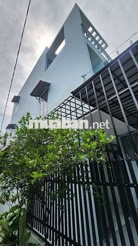 Cho thuê nhà mới lô góc mát mẻ. 3 tầng 4pn 10tr tháng tại linh xuân