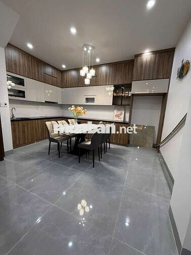 Nhà Sài Đồng - dt 51m -4 tầng cầu thang giữa - 4 ngủ rộng, ô tô gần