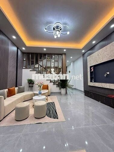 Nhà Sài Đồng - dt 51m -4 tầng cầu thang giữa - 4 ngủ rộng, ô tô gần