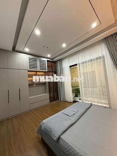 Nhà Sài Đồng - dt 51m -4 tầng cầu thang giữa - 4 ngủ rộng, ô tô gần