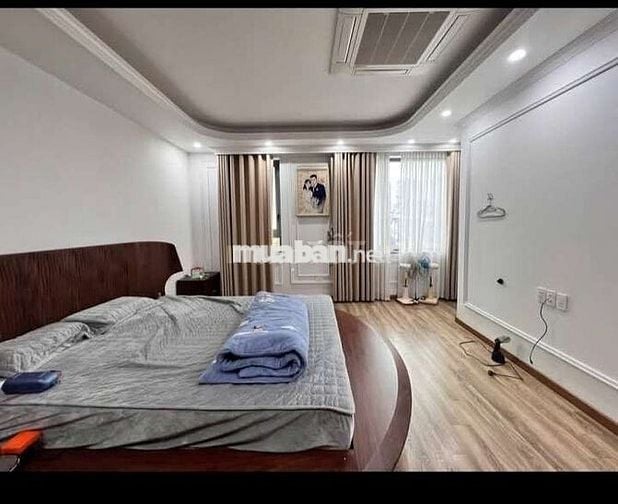 Tôi cần bán tòa nhà mặt phố Quan Nhân 8tầng thang máy full nội thất