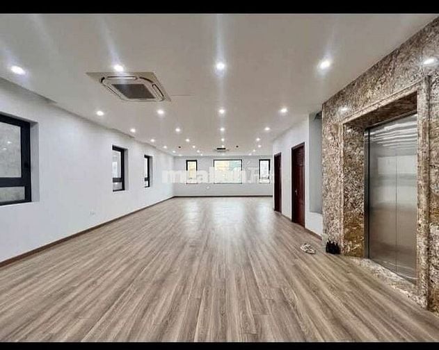 Tôi cần bán tòa nhà mặt phố Quan Nhân 8tầng thang máy full nội thất