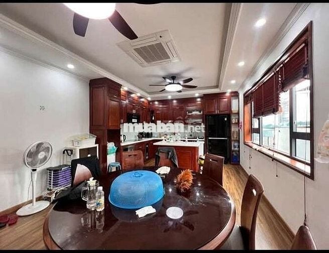 Tôi cần bán tòa nhà mặt phố Quan Nhân 8tầng thang máy full nội thất