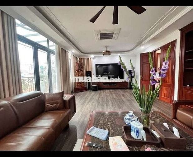 Tôi cần bán tòa nhà mặt phố Quan Nhân 8tầng thang máy full nội thất