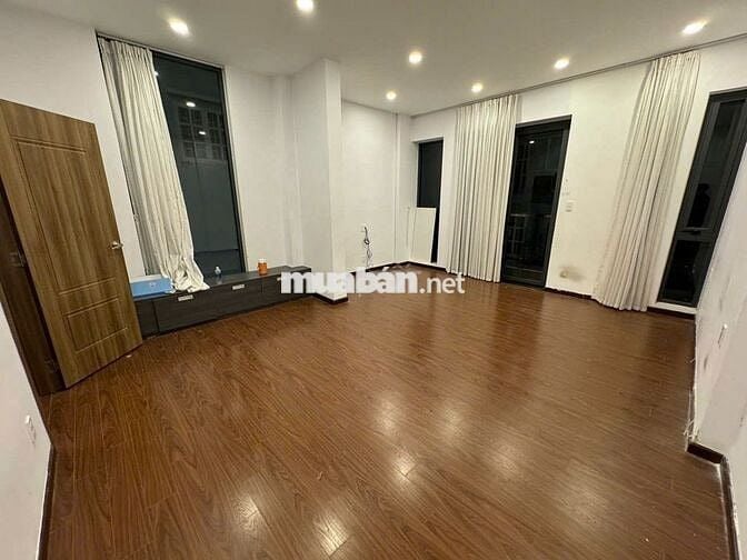 SIÊU PHẨM ỐP KÍNH - 174C Phan Xích Long, P7, PN - 320m2, giá chỉ 40tr