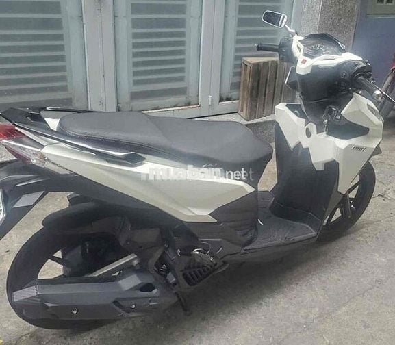 Nhà dư cần bán xe Vario 150 đời 2017 còn keng