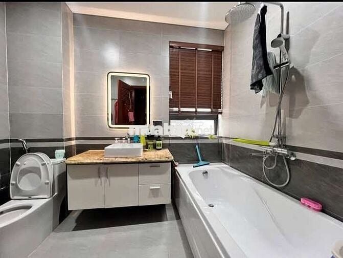 Tôi cần bán tòa nhà mặt phố Quan Nhân 8tầng thang máy full nội thất