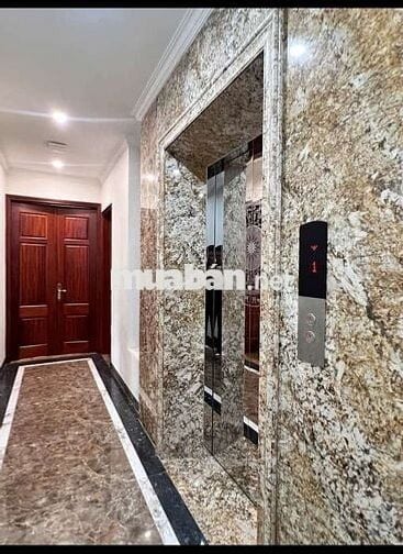 Tôi cần bán tòa nhà mặt phố Quan Nhân 8tầng thang máy full nội thất