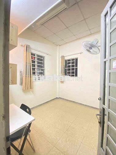 Phòng cho thuê thoáng mát 2 cửa sổ, ban công