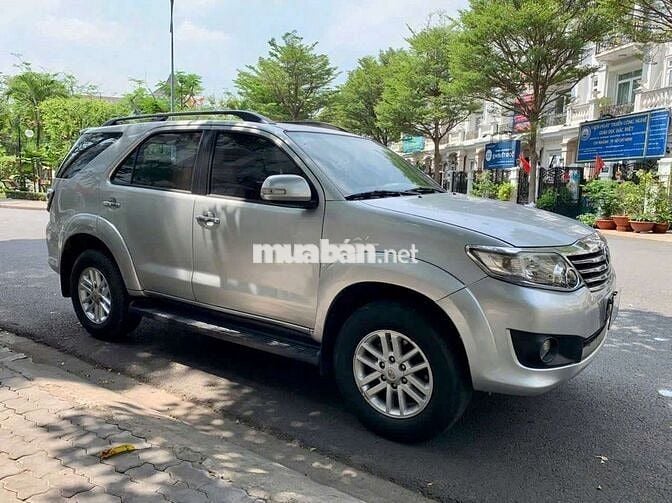 Gia đình bán xe Toyota Fortuner bản V đang sử dụng