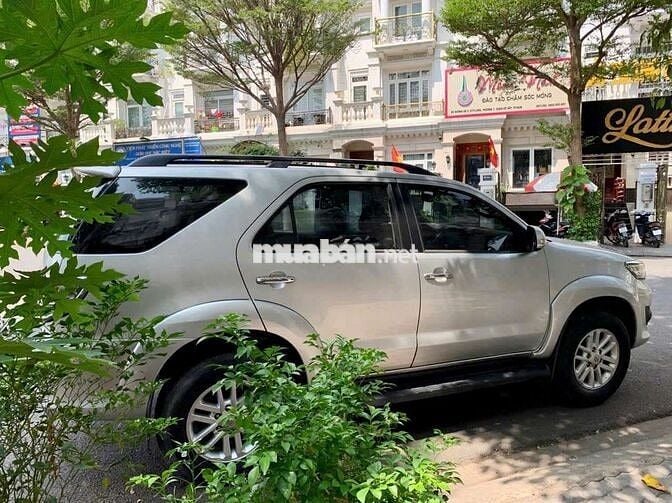 Gia đình bán xe Toyota Fortuner bản V đang sử dụng