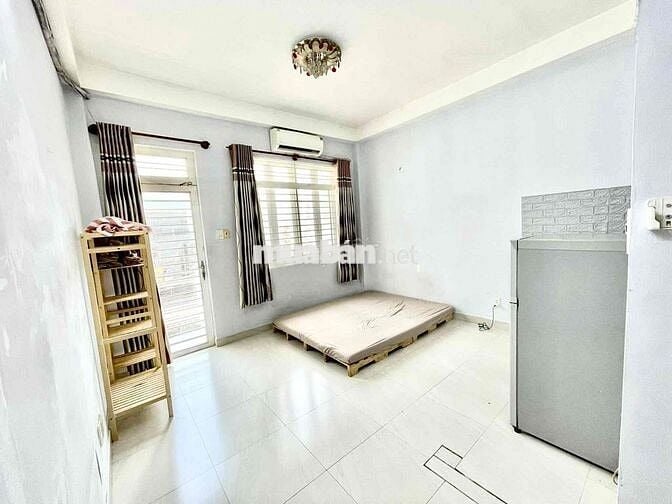 phòng ban công ngay cầu nguyễn văn cừ