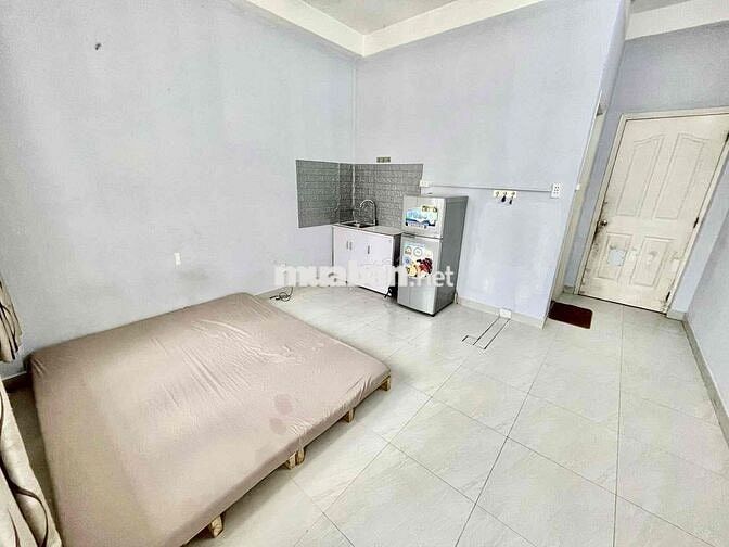 phòng ban công ngay cầu nguyễn văn cừ