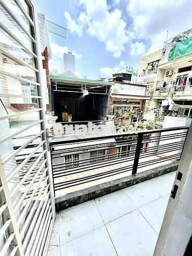 phòng ban công ngay cầu nguyễn văn cừ