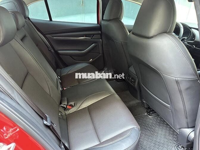 Mazda 3 Luxury 2025 màu đỏ sedan
