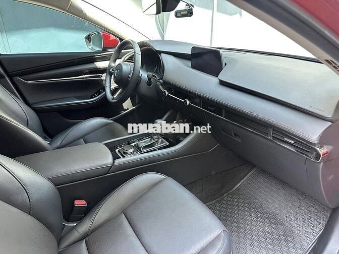 Mazda 3 Luxury 2025 màu đỏ sedan