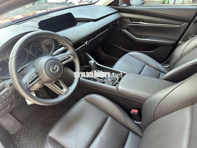 Mazda 3 Luxury 2025 màu đỏ sedan