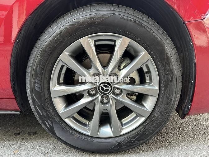 Mazda 3 Luxury 2025 màu đỏ sedan