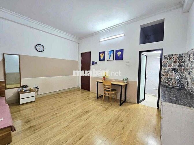 STUDIO BAN CÔNG THOÁNG GẦNMẶT ĐƯỜNG LỚN-89 PHẠM VĂN ĐỒNG-MAI DỊCH