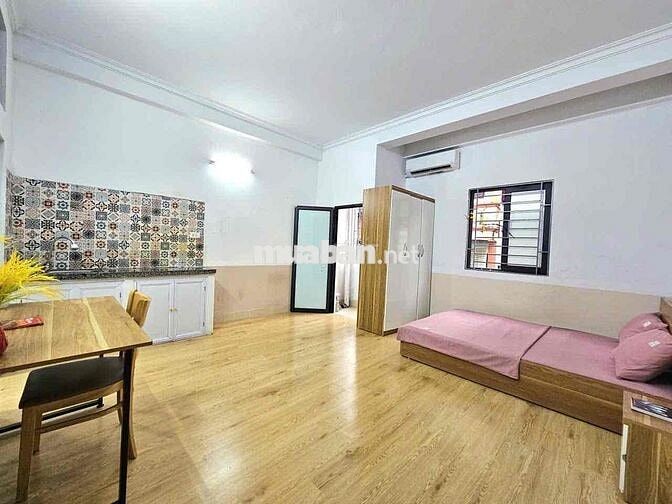 STUDIO BAN CÔNG THOÁNG GẦNMẶT ĐƯỜNG LỚN-89 PHẠM VĂN ĐỒNG-MAI DỊCH