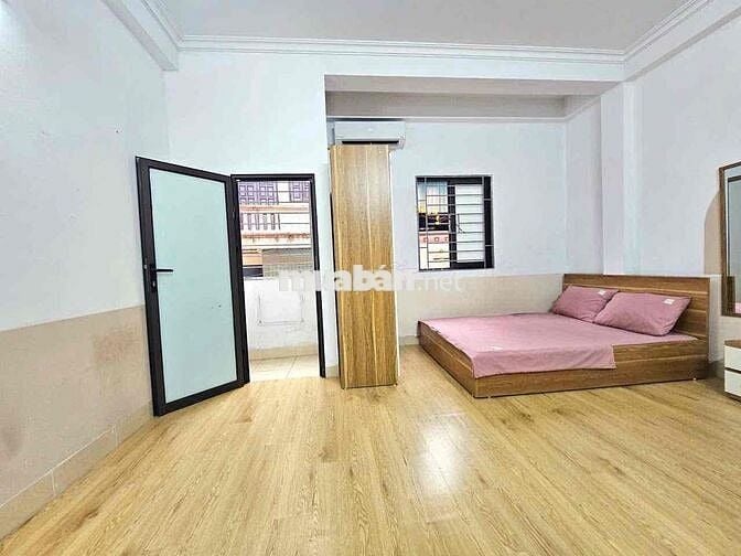 STUDIO BAN CÔNG THOÁNG GẦNMẶT ĐƯỜNG LỚN-89 PHẠM VĂN ĐỒNG-MAI DỊCH