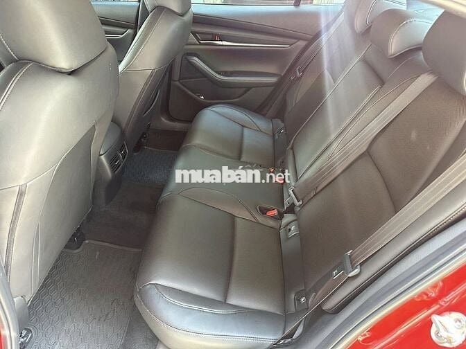 Mazda 3 Luxury 2025 màu đỏ sedan