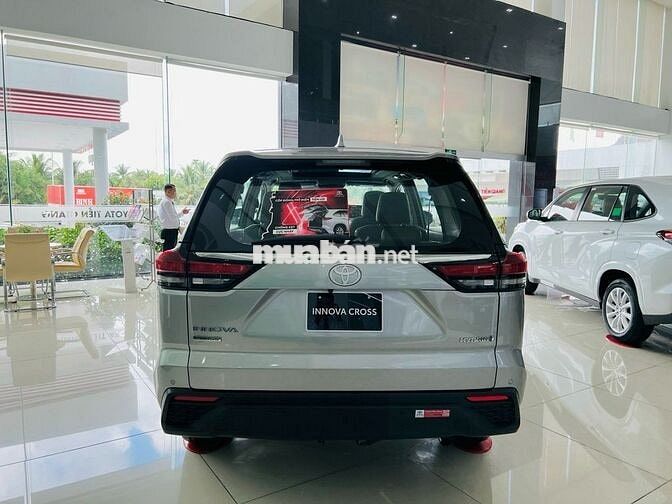 Toyota Innova Cross HEV giao ngay