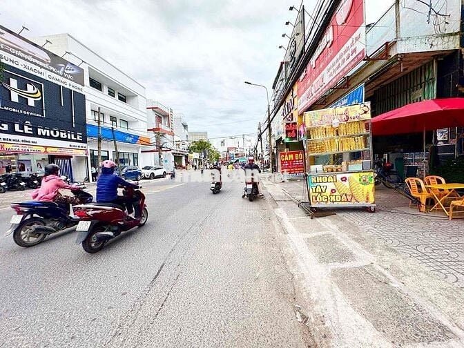 mặt tiền phạm văn thuận 6 mét. dài 31 mét.