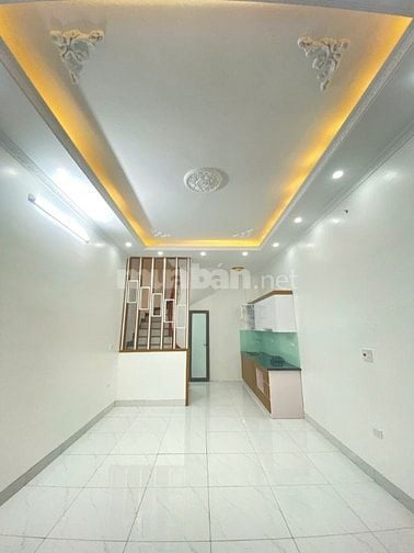 hà riêng mới xây ô tô đỗ cổng cách phố 40m gần chợ và trường học tại B