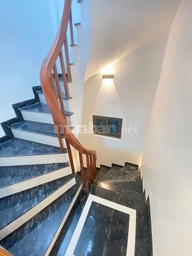 hà riêng mới xây ô tô đỗ cổng cách phố 40m gần chợ và trường học tại B