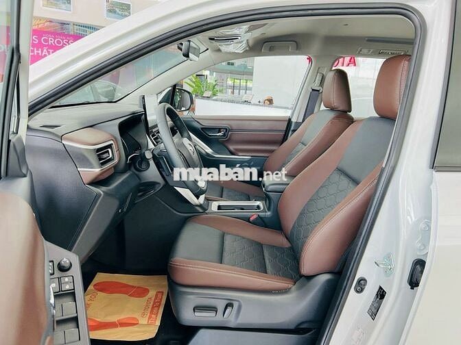 Innova Cross 2.0G 2025 giao xe tháng 12/2025