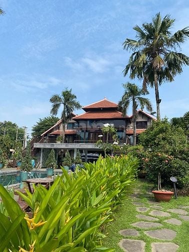 NGƯỜI LÀM VƯỜN CHĂM SÓC CÂY CỐI 