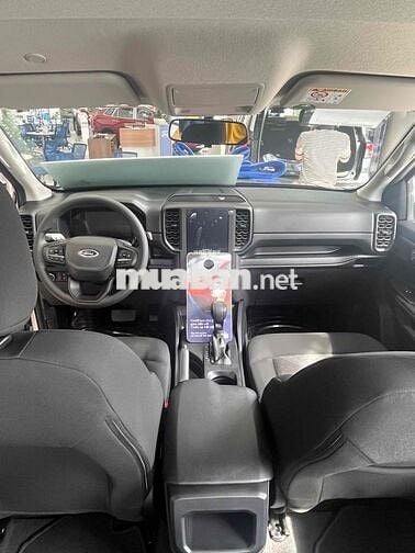 Ford Ranger 2025 XLS AT Bạc khuyến mãi trước bạ