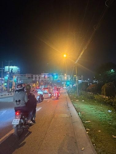 Bán nhà mặt tiền QL13, P. Hiệp Bình Phước, Thủ Đức: 8 x 40, giá 35 tỷ.