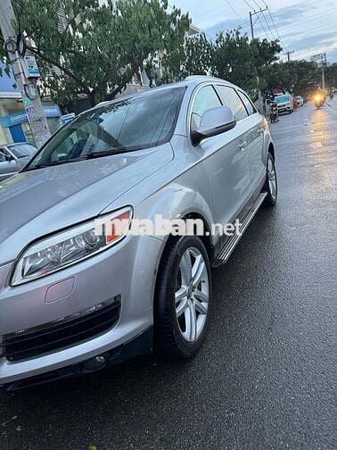 Audi Q7 SUV màu Bạc