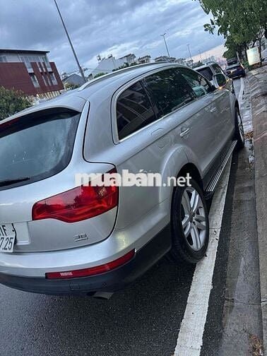 Audi Q7 SUV màu Bạc