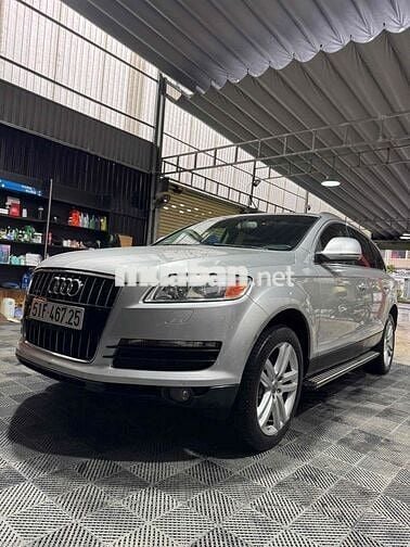 Audi Q7 SUV màu Bạc