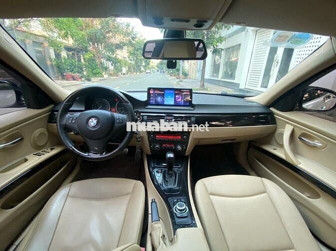 BMW 320i màu trắng 2009
