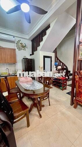 cần bán căn nhà Đường Hạ Trại cự khối long biên