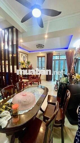 cần bán căn nhà Đường Hạ Trại cự khối long biên