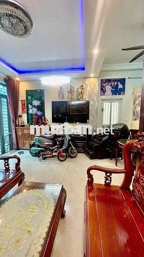 cần bán căn nhà Đường Hạ Trại cự khối long biên