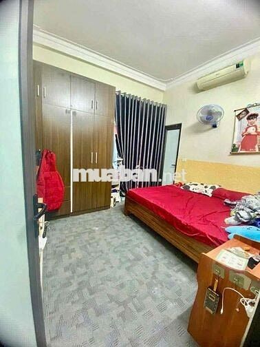 cần bán căn nhà Đường Hạ Trại cự khối long biên