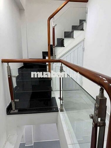 Nhà 3 Tầng 4 PN, Nội Thất đủ, Xe Hơi Tới Nhà, Vài Bước tới Chợ