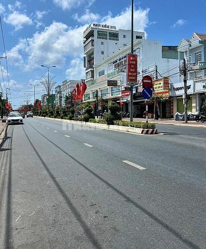 Bán 420m2 đất tặng luôn nhà cấp 4, mặt tiền đường Ngô Quyền - Tp Cà Ma