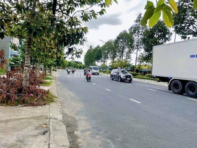 Bán 420m2 đất tặng luôn nhà cấp 4, mặt tiền đường Ngô Quyền - Tp Cà Ma