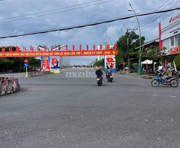 Bán 420m2 đất tặng luôn nhà cấp 4, mặt tiền đường Ngô Quyền - Tp Cà Ma