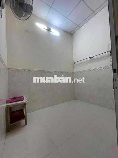 cho thuê phòng trọ ngay trung tâm quận 1, giá sinh viên bao điện nước.