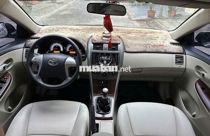 Toyota Altis 1.8G Số sàn Vàng cát