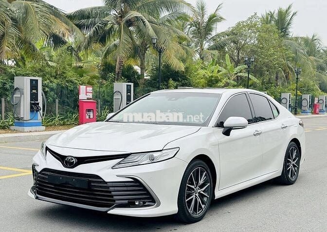 Toyota Camry 2.0Q 2023 Trắng 51,000 km cực đẹp.